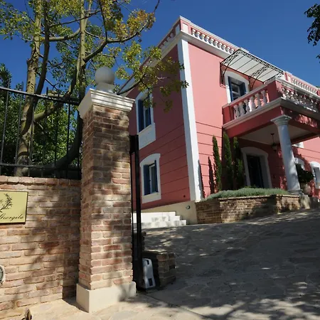 Metohi Georgila 公寓式酒店 4*